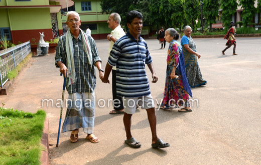 Lok Sabha polling underway in mangalore